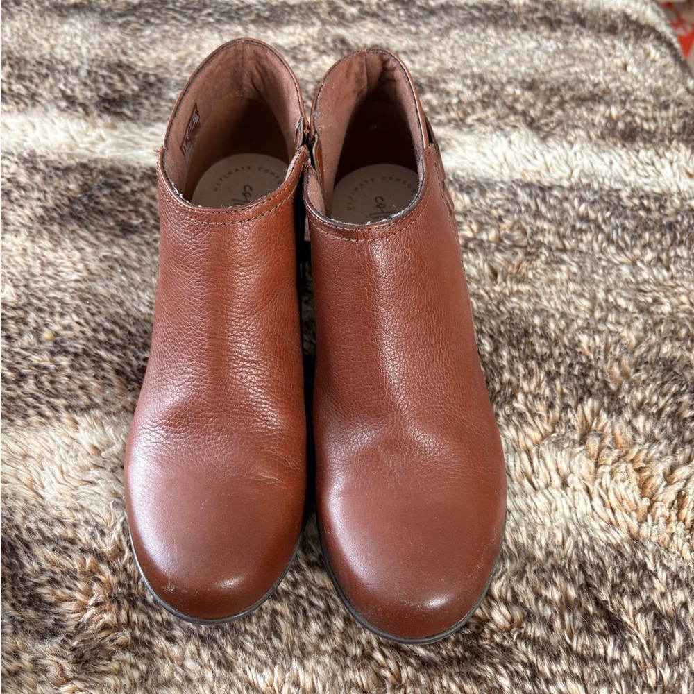 Clark’s light brown Leather Ankle Boots size 8.5